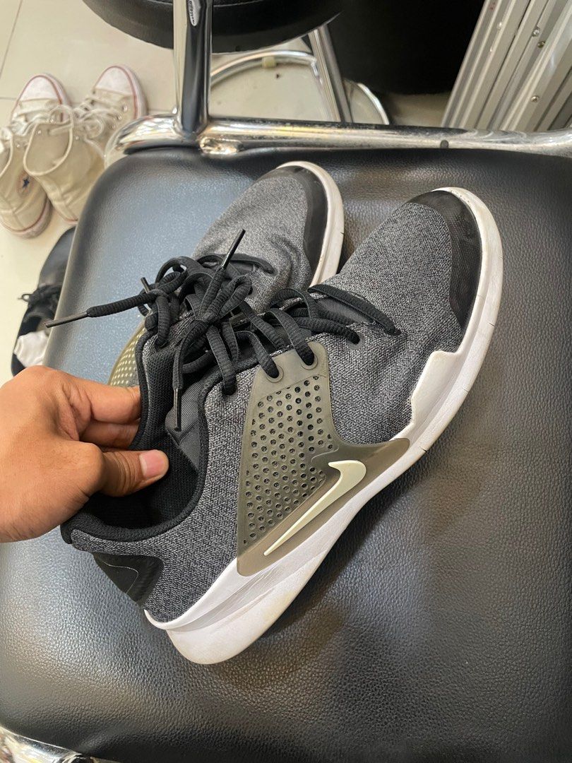 Nike arows on sale