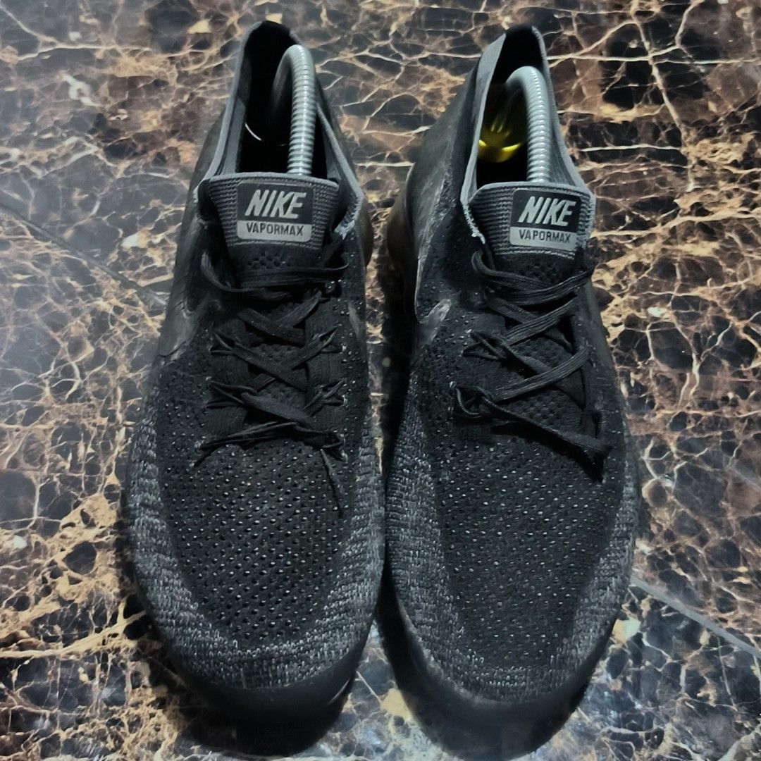 All black outlet vapor maxes
