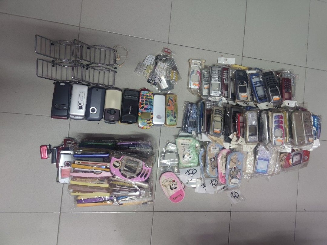 old stuff (Category: Early Generation Mobile Phones) located in Ayer Keroh. Submitted by no.1crazy (Listing ID 1287265321, Image 1). Description: Some stuff clearing out from store It's been a waste did not clear out at ten years ago Most of the parts are new Just simply let go at one price Post it's okay, put all inside one box dy Thanks.