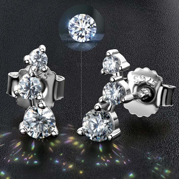 ❤️SALE❤️ 1 PAIR S925 Sterling Silver 3 stone Moissanite diamond Stud Earrings Women's Jewelry (With certificate, can pass diamond tester) 簡約高貴優雅氣質925純銀莫桑鑽仿真鑽石排鑽耳釘耳環 (2色可選帶證書可過測鑽筆) （分類：耳環）位於 Hong Kong。 由 fashionblvd 提交（商品編號 1287294035，圖片 2）。簡介： Material: S925 Sterling Silver Quantity: 1 pair Carat Size: 0.03 ct (2 mm) + 0.06 ct (2.5mm) + 0.20 ct (3.5 mm) Box NOT included, box available for $20 each. 材質：S925 純銀 數量：1對 尺寸: 0.03 克拉 (2 mm)*2 + 0.06 克拉 