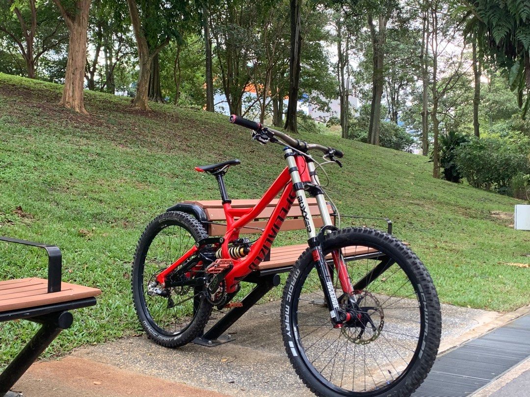 Specialized demo 8 DH 2018 downhill mountain bike Sports