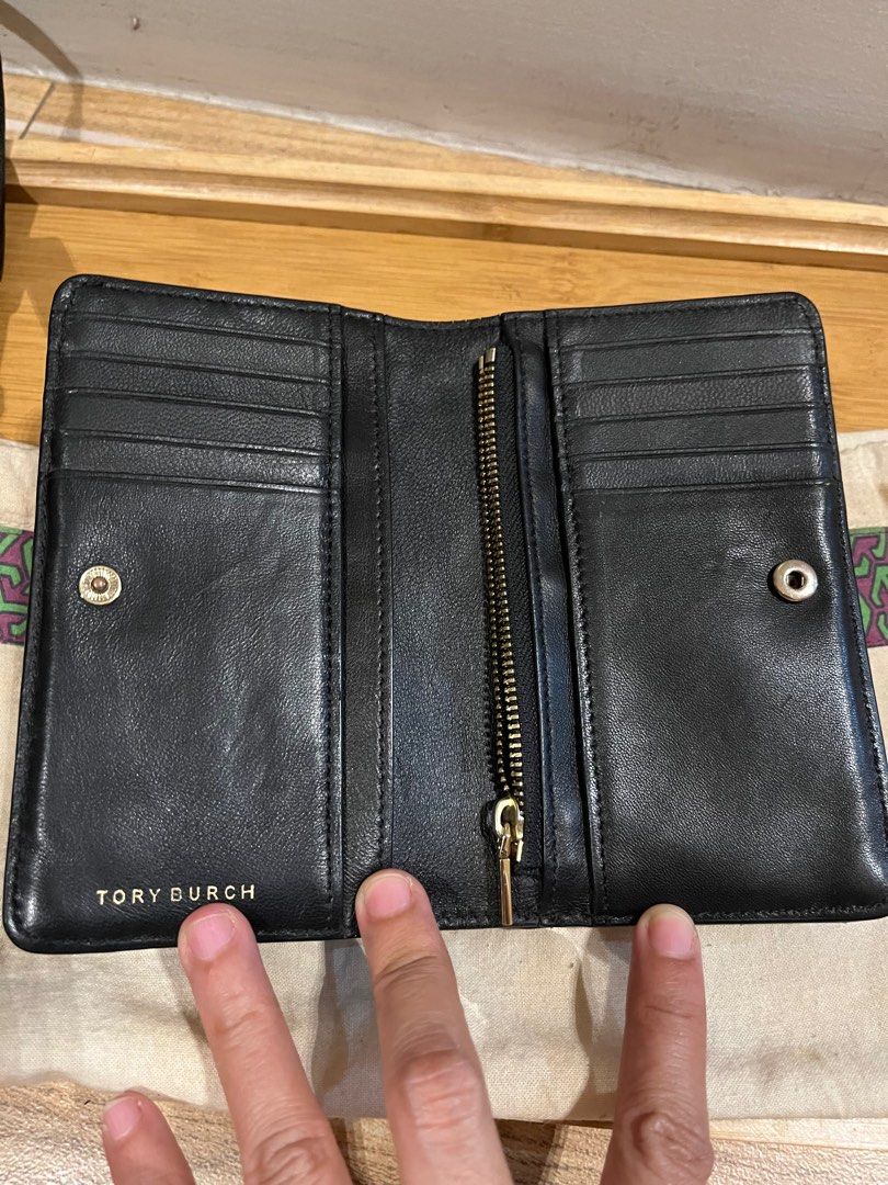 Tory Wallet (Category: Luxury Bags & Wallets) located in San Mateo. Submitted by my_annedorable_preloved (Listing ID 1287263267, Image 2). Description: - Genuine leather - Personal use - no dustbag - Authentic - Actual picture posted.