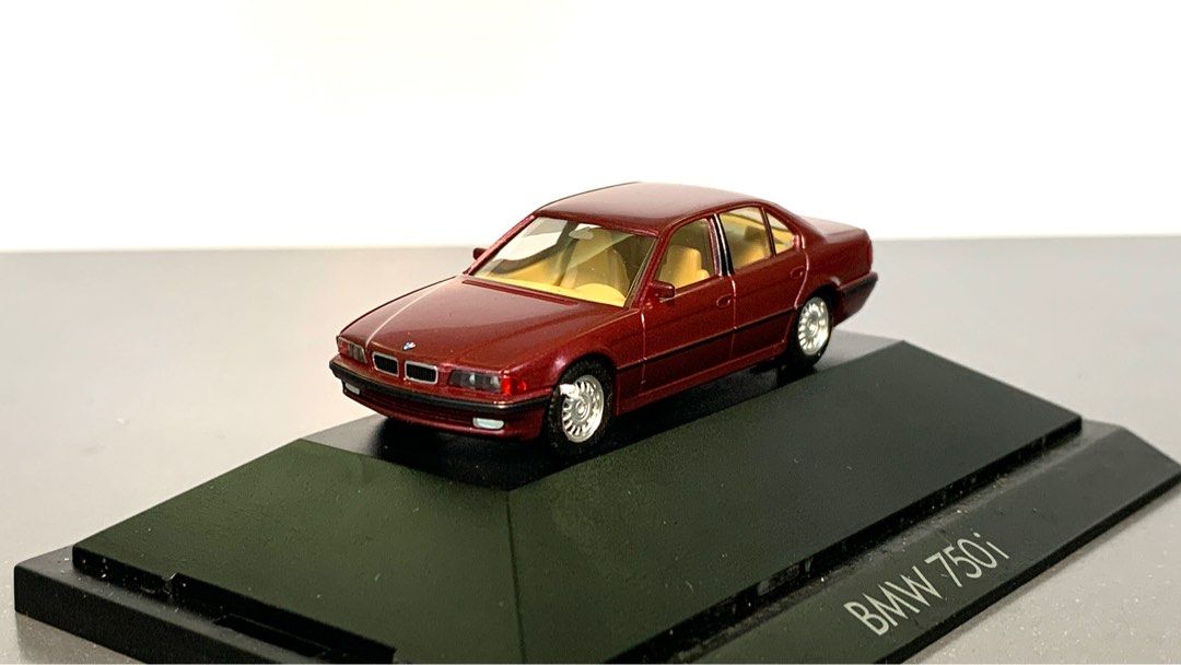 1/87 BMW 750i / Red / Herpa