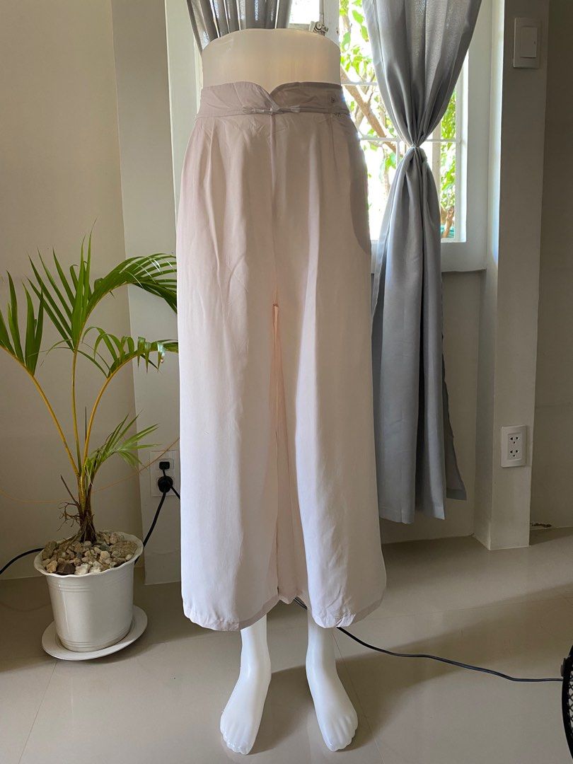 27-28 cream wideleg trouser pants (Category: Other Bottoms) located in Santo Tomas. Submitted by wornbyk (Listing ID 1287550869, Image 1). Description: waist: 27-28 hi~ you may visit my profile for more listings 🍓 i can also do s checkout, cod :>.