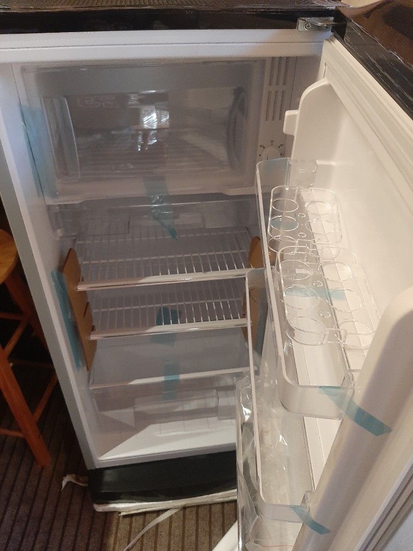 6cu.ft. Hanabishi Single Door HASREF-60S (Category: Refrigerators and Freezers) located in Bulacan. Submitted by robertpastor (Listing ID 1287356293, Image 2). Description: FOR NEGOSYO USE💯 ❄MABILIS LUMAMIG❄ Brandnew 6cu.ft. Hanabishi Single Door HASREF-70S Php.7,500.00 ✅Single Door Refrigerator. ✅6.0 cubic feet. ✅For NEGOSYO USED. ✅Advance Cooling System Energy Saving. ✅Various Weather Adaptation. ✅Removable Door Seal for Easy cleaning. ✅Semi-A
