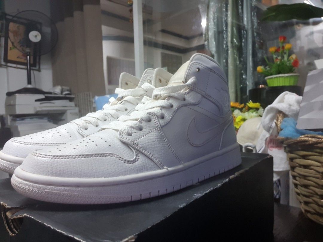 Nike jordan 1 triple white hot sale