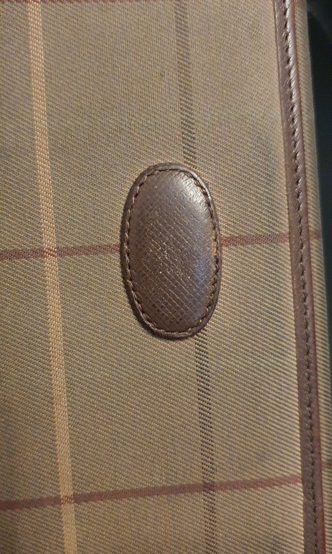 Authentic burberry long wallet (Category: Luxury Bags & Wallets) located in Cavite. Submitted by ohmie23 (Listing ID 1287329450, Image 2). Description: Authentic burberry long wallet issue fade name mark 100% authentic.