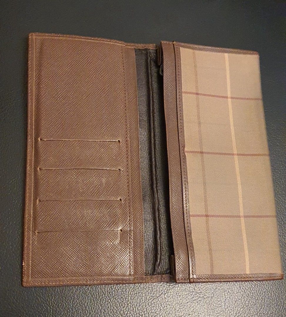Authentic burberry long wallet (Category: Luxury Bags & Wallets) located in Cavite. Submitted by ohmie23 (Listing ID 1287329450, Image 3). Description: Authentic burberry long wallet issue fade name mark 100% authentic.