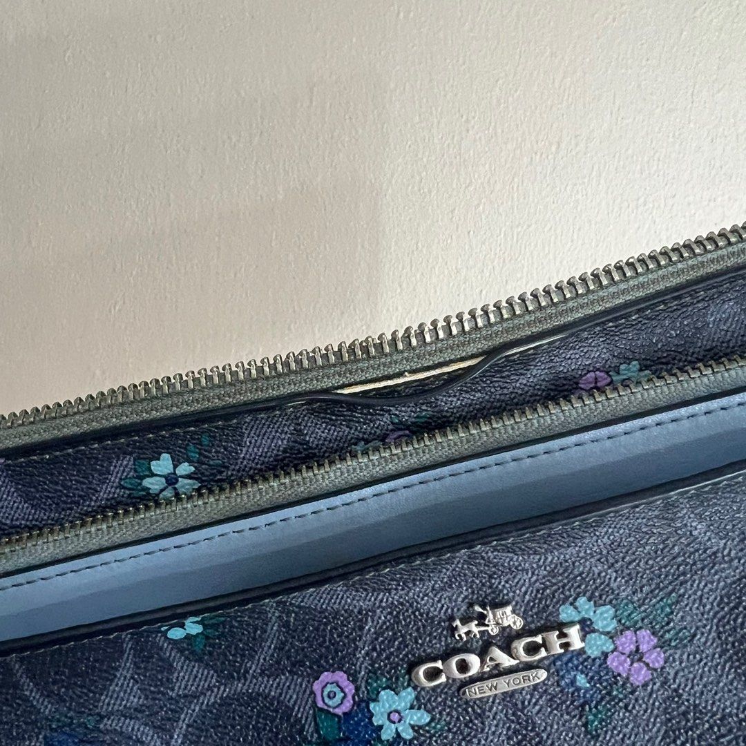 Coach floral bag (Category: Cross-body Bags) located in Paranaque City. Submitted by chinitamaria (Listing ID 1287538667, Image 2). Description: Coach Floral Bag got it sa USA 100% auth - flaws: madumi need laban and may tuklap na sa bandang harap also need tahiin sides. - well used po ito manage your expectation Pero super ganda pa ng leather nya if maparestore nyo to perfect na perfect pa sya Loc: paranaque city Mop: gcash Mod: lalamove or lbc.