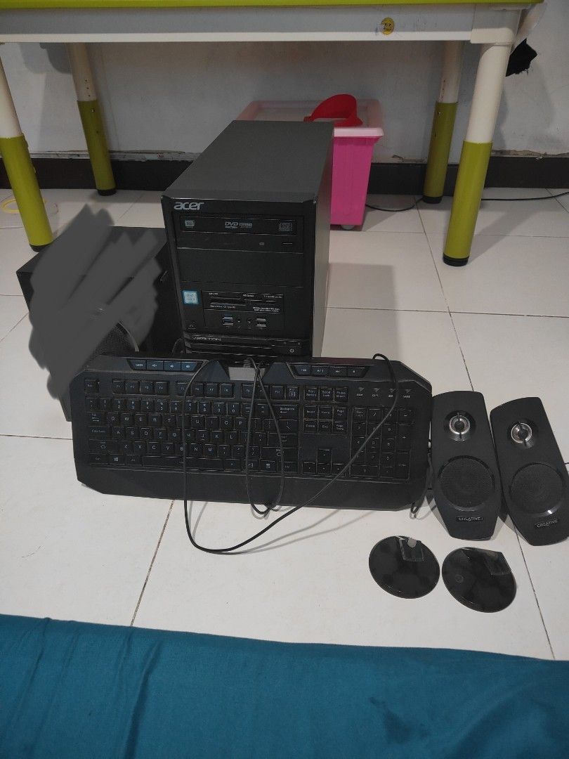 Complete computer desktop (Category: Desktops) located in Singapore. Submitted by esteeisya.1 (Listing ID 1287642913, Image 3). Description: A complete set of desktop with keyboard, mouse and Pc..Kept aside and not using coz my children prefer laptop..🤷..Well used but in good condition..I don't know how to put a price but please, offer me a reasonable price..😁😉.