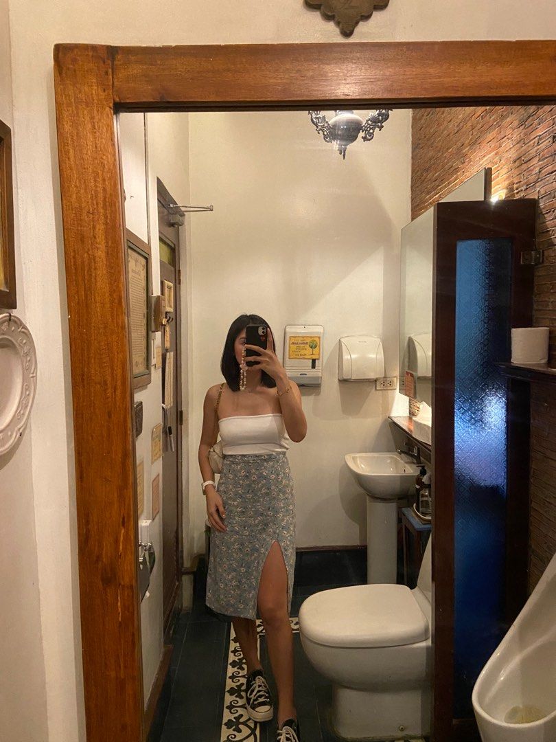 Floral Linen Midi Skirt (Category: Skirts) located in Manila. Submitted by _rinaa (Listing ID 1287567000, Image 1). Description: .