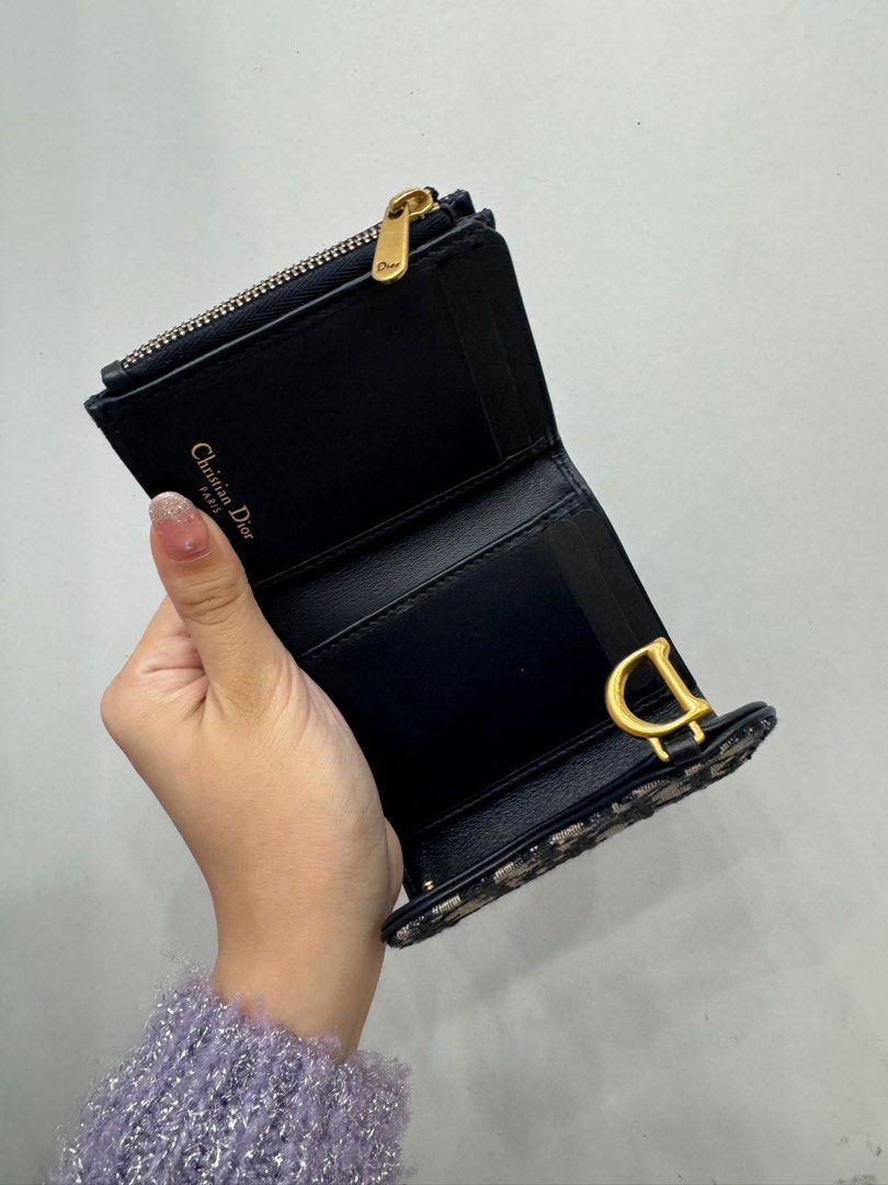❌RESERVED❌ Guaranteed authentic Dior Oblique Saddle Lotus wallet (Category: Luxury Bags & Wallets) located in Naga. Submitted by akimadison.ph (Listing ID 1287646203, Image 3). Description: Guaranteed authentic dior saddle lotus wallet Super steal!! Unused. Perf for gifting! 💖 Oblique With free conversion kit to make it into a woc.