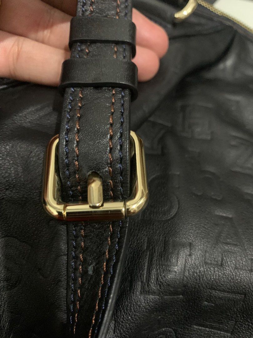 Hazzys bag (Category: Luxury Bags & Wallets) located in Taguig. Submitted by SibsWardrobe (Listing ID 1287552867, Image 3). Description: Preloved bag from korea.