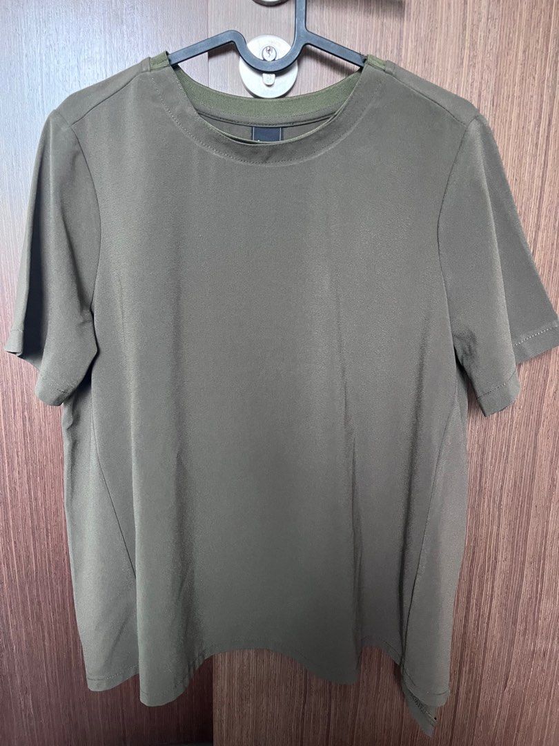 Iora basic green top (Category: Other Tops) located in Singapore. Submitted by cool.mantou (Listing ID 1287357829, Image 1). Description: Worn once or twice only.