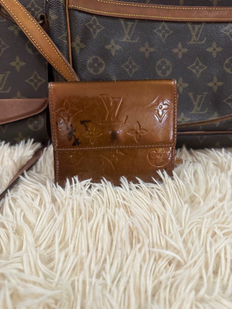 LV short wallet with color trasfer lang (Category: Luxury Bags & Wallets) located in Manila. Submitted by raila.bags (Listing ID 1287341478, Image 3). Description: no sticky no bakbak. ang flaws lang po neto is ung color transfer nya pede nyo pa gamitin dahil backpart un BAWAL SA MASELAN.