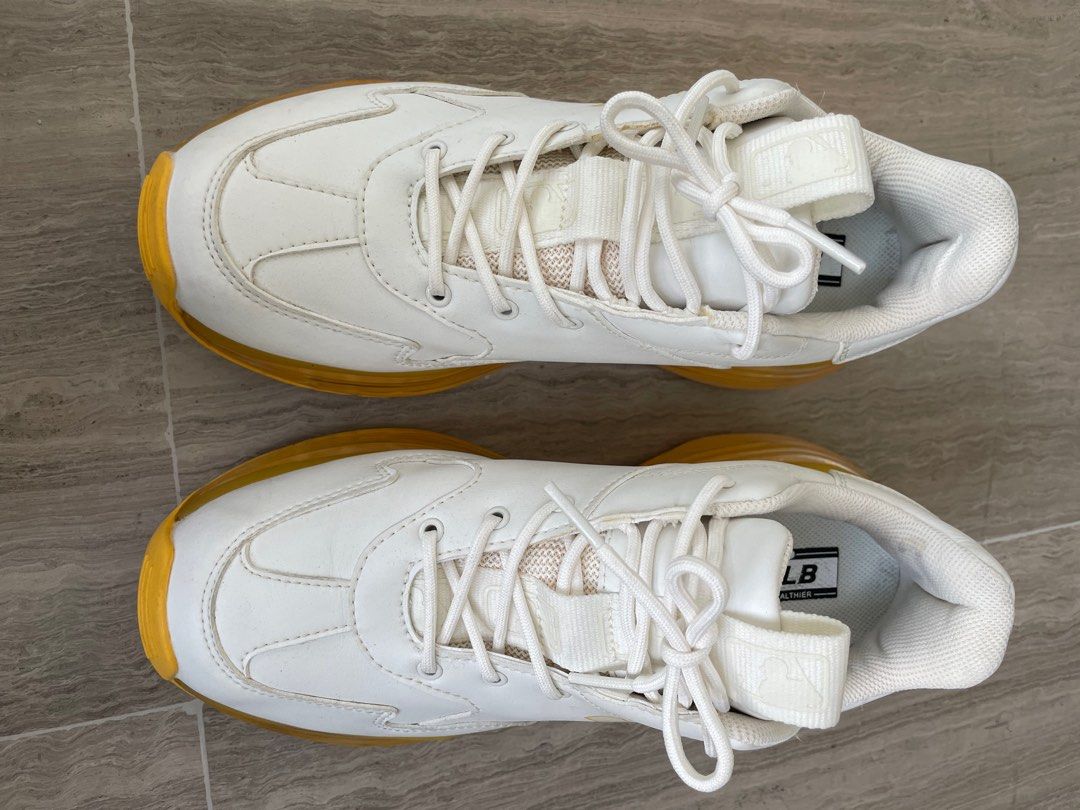 Ny yankees deals nike sneakers