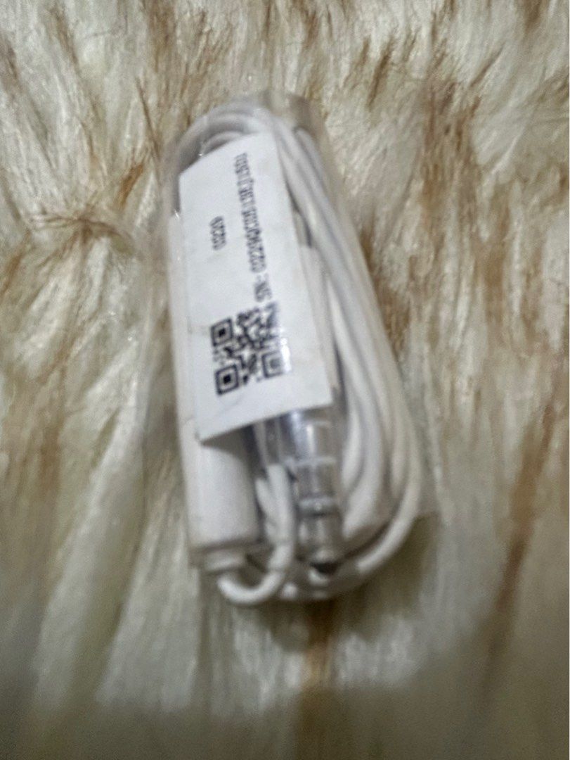 Original Earphones (Category: Headphones & Headsets) located in Manila. Submitted by guiltlesspleasure (Listing ID 1287426357, Image 2). Description: Original Earphones for android.