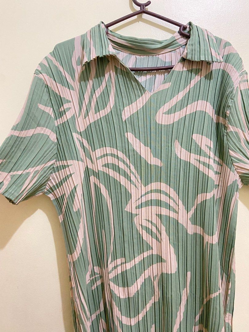Pleated Green Dress (Category: Dresses) located in Manila. Submitted by sofiamaxclothing (Listing ID 1287399678, Image 2). Description: Bought in BKK Fit large - 2XL.
