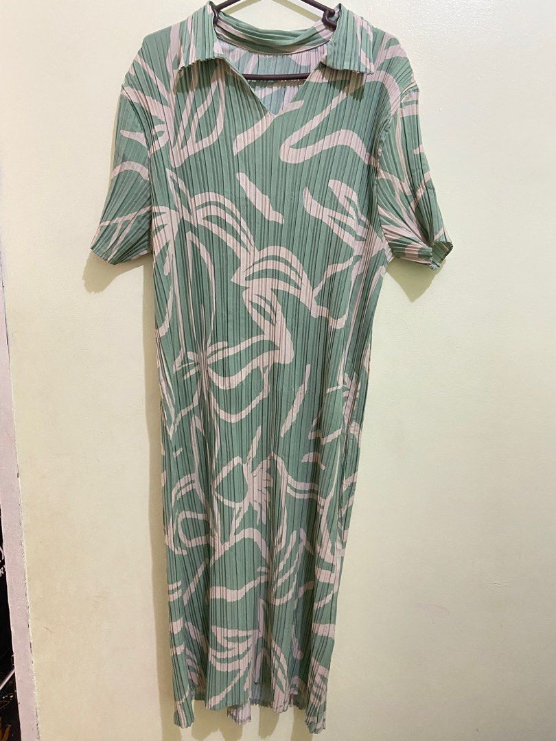 Pleated Green Dress (Category: Dresses) located in Manila. Submitted by sofiamaxclothing (Listing ID 1287399678, Image 1). Description: Bought in BKK Fit large - 2XL.