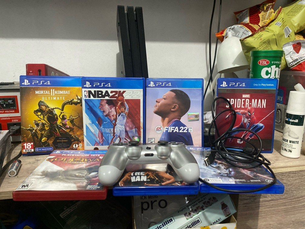 PS4 PRO included Controller 7 games new charger DOBE stand