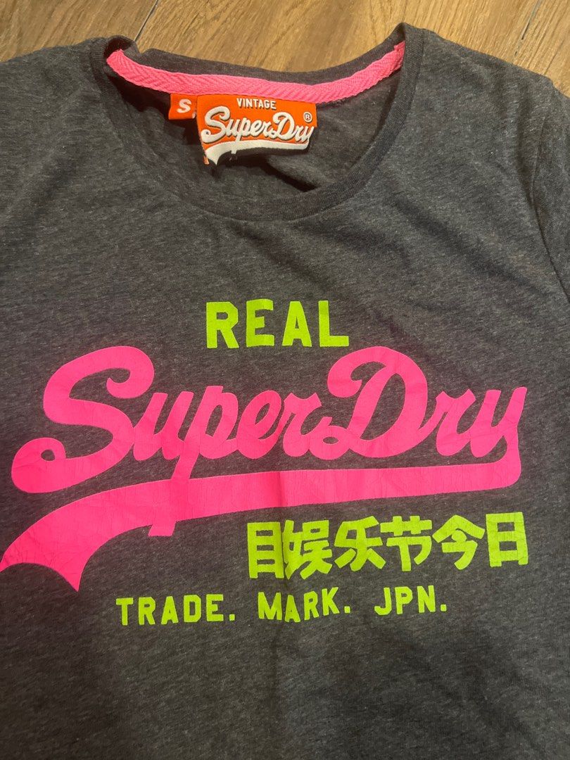 Superdry Tee authentic (Category: Shirts) located in Singapore. Submitted by helloampoppy (Listing ID 1287635004, Image 2). Description: Washed but not used Decluttering Take note the letters have crack effect/stretchy ladies cut .