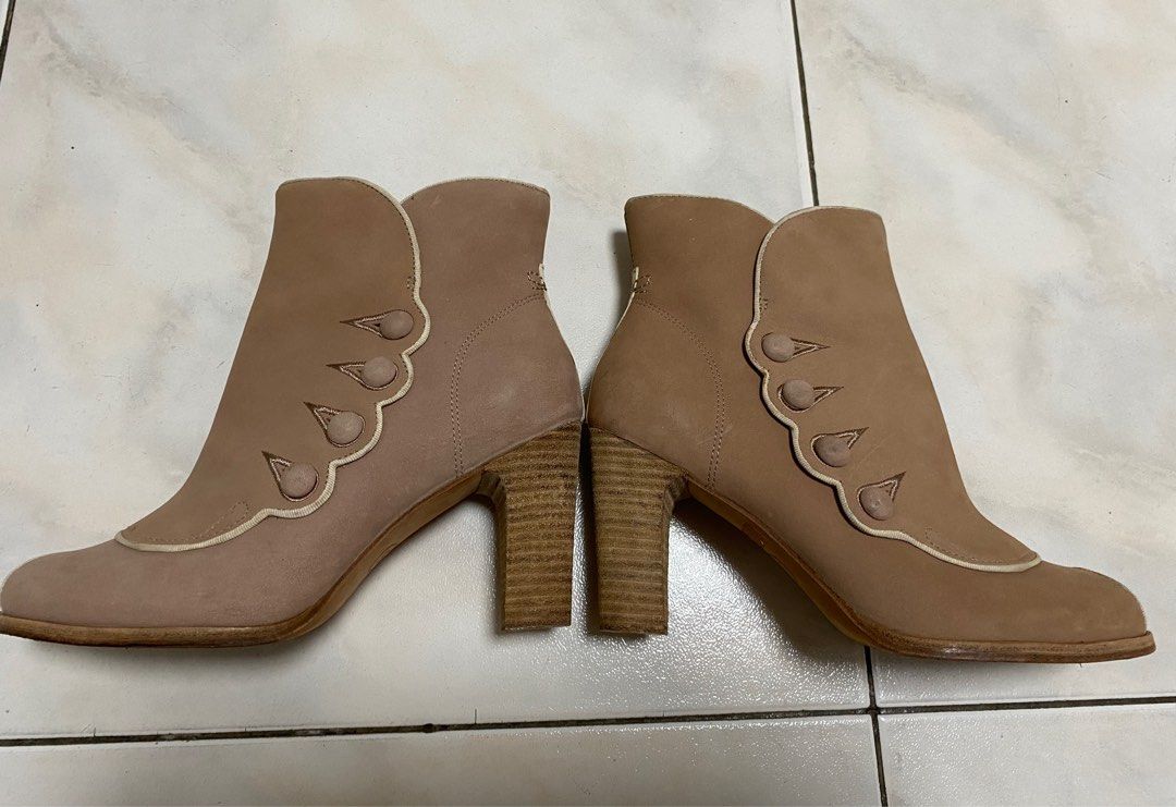 Heeled timberland hotsell style boots