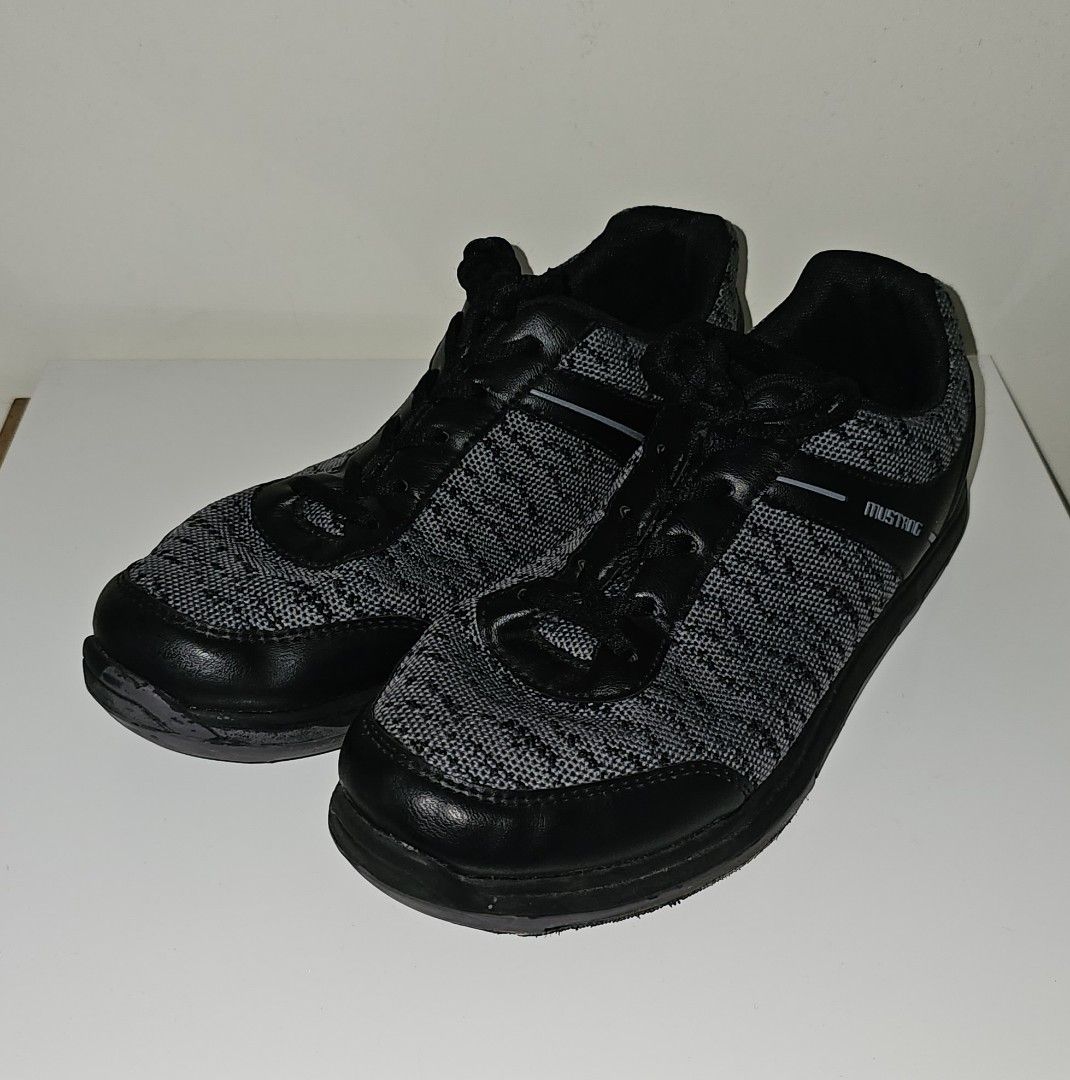 Used Mustang MG 2 Mid Performance Bowling shoes