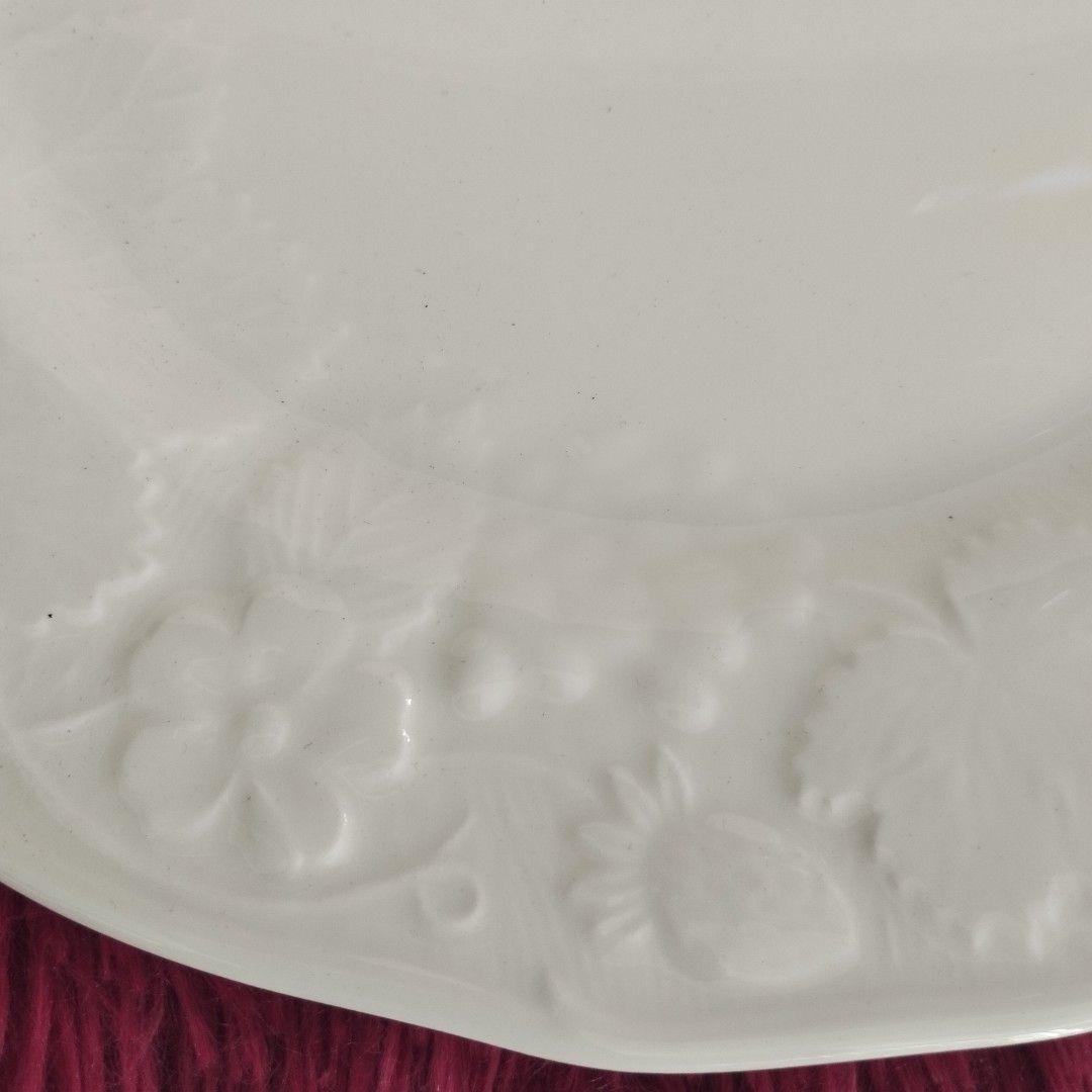 Wedgewood Serving Plate (Category: Other Kitchenware & Tableware) located in Caloocan City. Submitted by chonadura91470 (Listing ID 1287441593, Image 2). Description: Wedgewood Serving Plate Strawberry and Vine, 11 inches diameter ,brandnew with box.