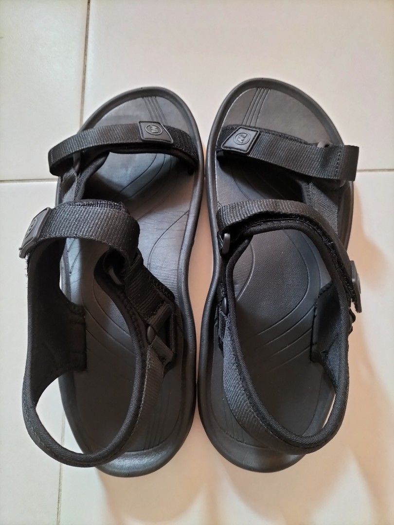 Weinbrenner flip flops store