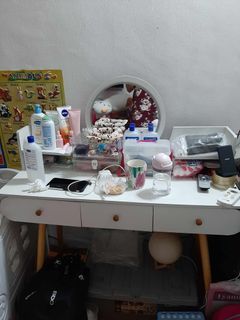 WHITE VANITY TABLE WITH DRAWERS and MIRROR
