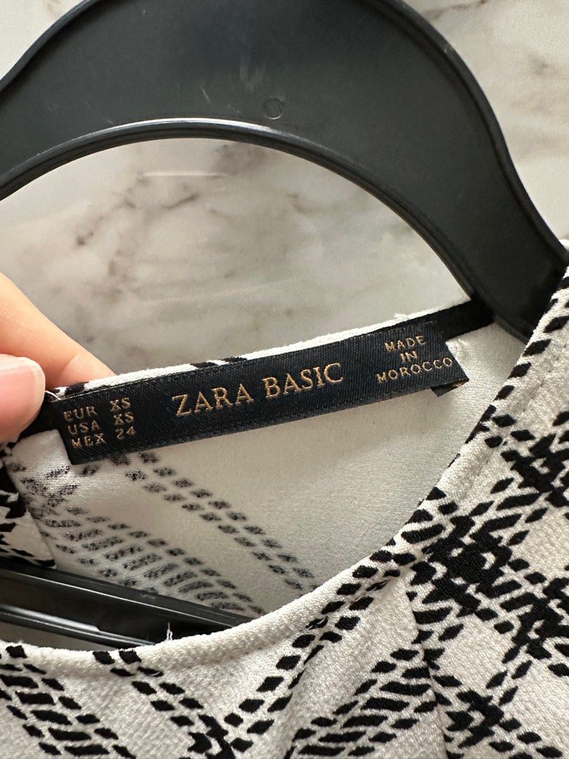 Burberry font zara store