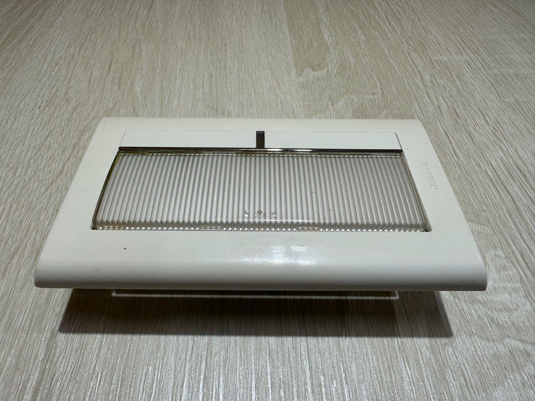 國際牌按壓式開關COSMO螢光單切開關Panasonic國際牌開關插座夜光開關110V開關單切開關二手開關, 家具及居家用品, 安全及門鎖,