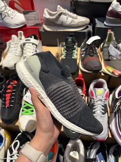 Adidas ultra boost laceless black zara hot sale