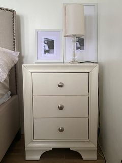 Almost new white bedside table with FREE lamp