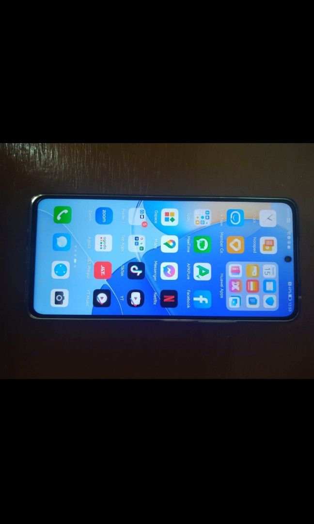 Android Phone (Category: Huawei) located in Quezon City. Submitted by chowpow (Listing ID 1287775962, Image 3). Description: Huawei Android Phone, slightly used. Good as new. Complete with box and charger..