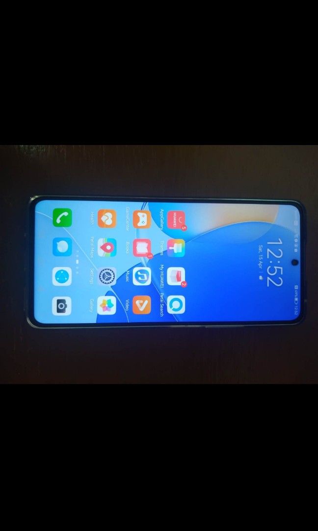 Android Phone (Category: Huawei) located in Quezon City. Submitted by chowpow (Listing ID 1287775962, Image 2). Description: Huawei Android Phone, slightly used. Good as new. Complete with box and charger..