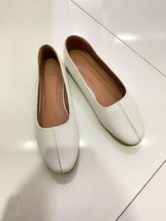 Annie and Lorie white doll shoes / flats