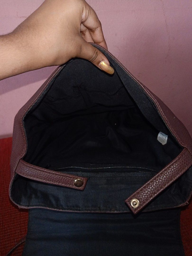 Backpack (Category: Backpacks) located in Kuala Lumpur. Submitted by glamrs (Listing ID 1287757092, Image 3). Description: backpack/bagpack burgundy colour good condition.