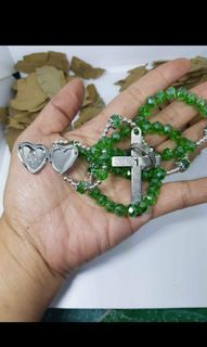 Beautiful green crystal mama Mary pocket lock centerpiece rosary