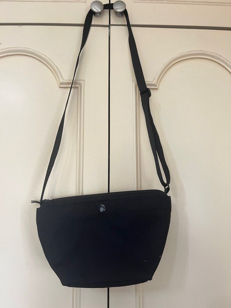 Black Uniqlo cross body bag (Category: Cross-body Bags) located in Muntinlupa City. Submitted by plshelpmedeclutter4 (Listing ID 1287710391, Image 1). Description: RFS decluttering Minor flaws in last two pics Can hold a lot of stuff! No when worn Delivery via Gogo xpress (80 within Metro Manila, 140 outside of Metro Manila).