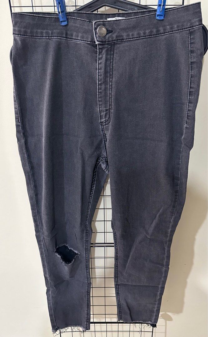 Cotton On Ripped Jeggings (Category: Jeans) located in San Pedro. Submitted by Ellabells (Listing ID 1287836437, Image 1). Description: Cotton On Black Ripped Jeggings EU 42|US 10 Yung mga threads na parang lawlaw sa dulo ng pants are design. RFS: Decluttering.