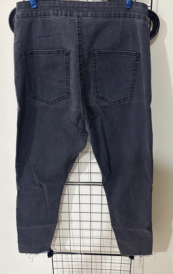 Cotton On Ripped Jeggings (Category: Jeans) located in San Pedro. Submitted by Ellabells (Listing ID 1287836437, Image 2). Description: Cotton On Black Ripped Jeggings EU 42|US 10 Yung mga threads na parang lawlaw sa dulo ng pants are design. RFS: Decluttering.