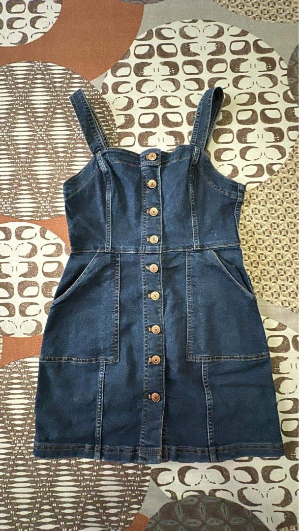 H&M denim jumper dress (Category: Coats, Jackets and Outerwear) located in Paranaque City. Submitted by jen2020 (Listing ID 1287757682, Image 2). Description: .