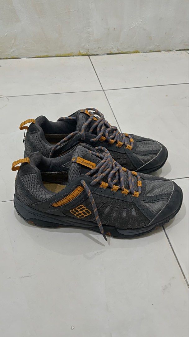 Kasut hiking bata top