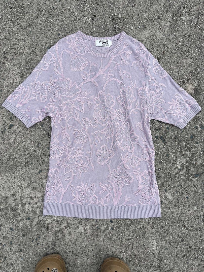Lion Fitted Floral Shirt (Category: Tshirts & Polo Shirts ) located in San Pedro. Submitted by hael_ (Listing ID 1287723461, Image 1). Description: Thrifted Length: 26 Width: 17.