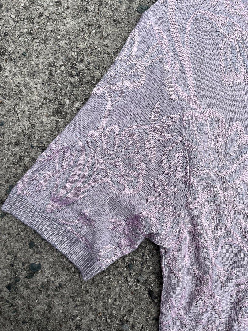 Lion Fitted Floral Shirt (Category: Tshirts & Polo Shirts ) located in San Pedro. Submitted by hael_ (Listing ID 1287723461, Image 2). Description: Thrifted Length: 26 Width: 17.