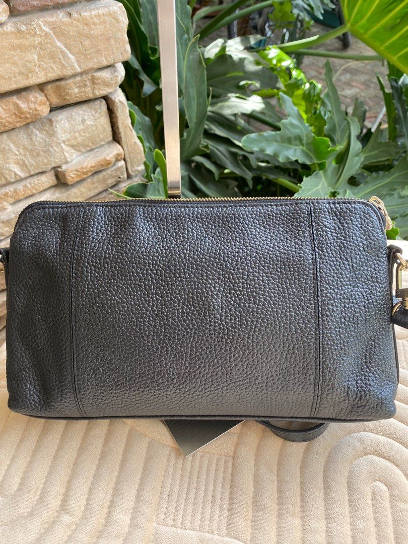 METROCITY Sling Bag (Category: Luxury Bags & Wallets) located in Baliuag. Submitted by nylinel (Listing ID 1287904654, Image 3). Description: Material in soft leather Size: L- 11” x H- 6.5” x W- 2” Guaranteed original 💯 In good condition .