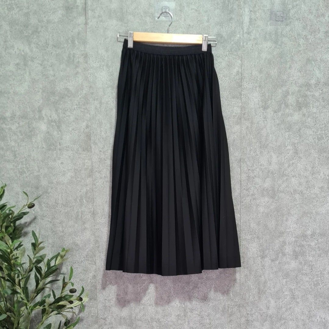 Black Pleated Skirt, Women's Fashion, Bottoms, Skirts on Carousell