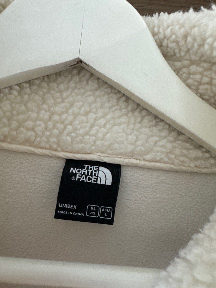 White fuzzy north face discount