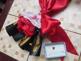 Satin Rose bouquet with 18K Gold necklace